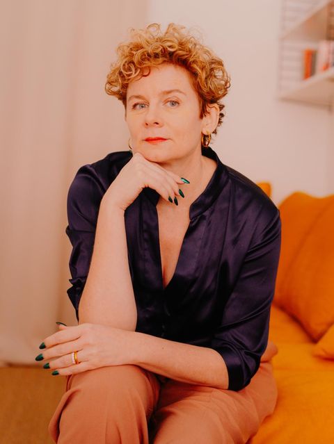 Erotische Literatur: Tina Molin sitzt auf einer Couch