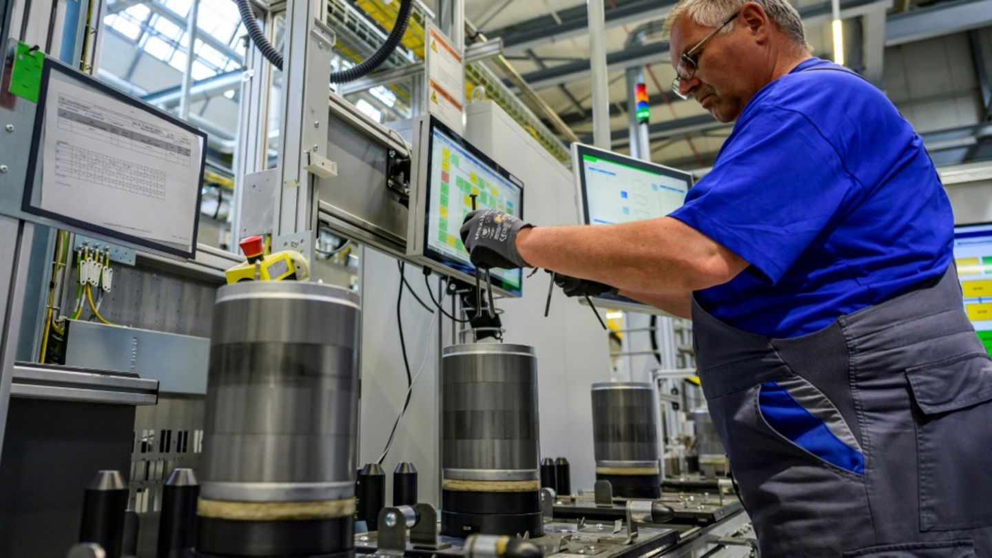 Arbeiter in VW-Produktionsstätte in Salzgitter