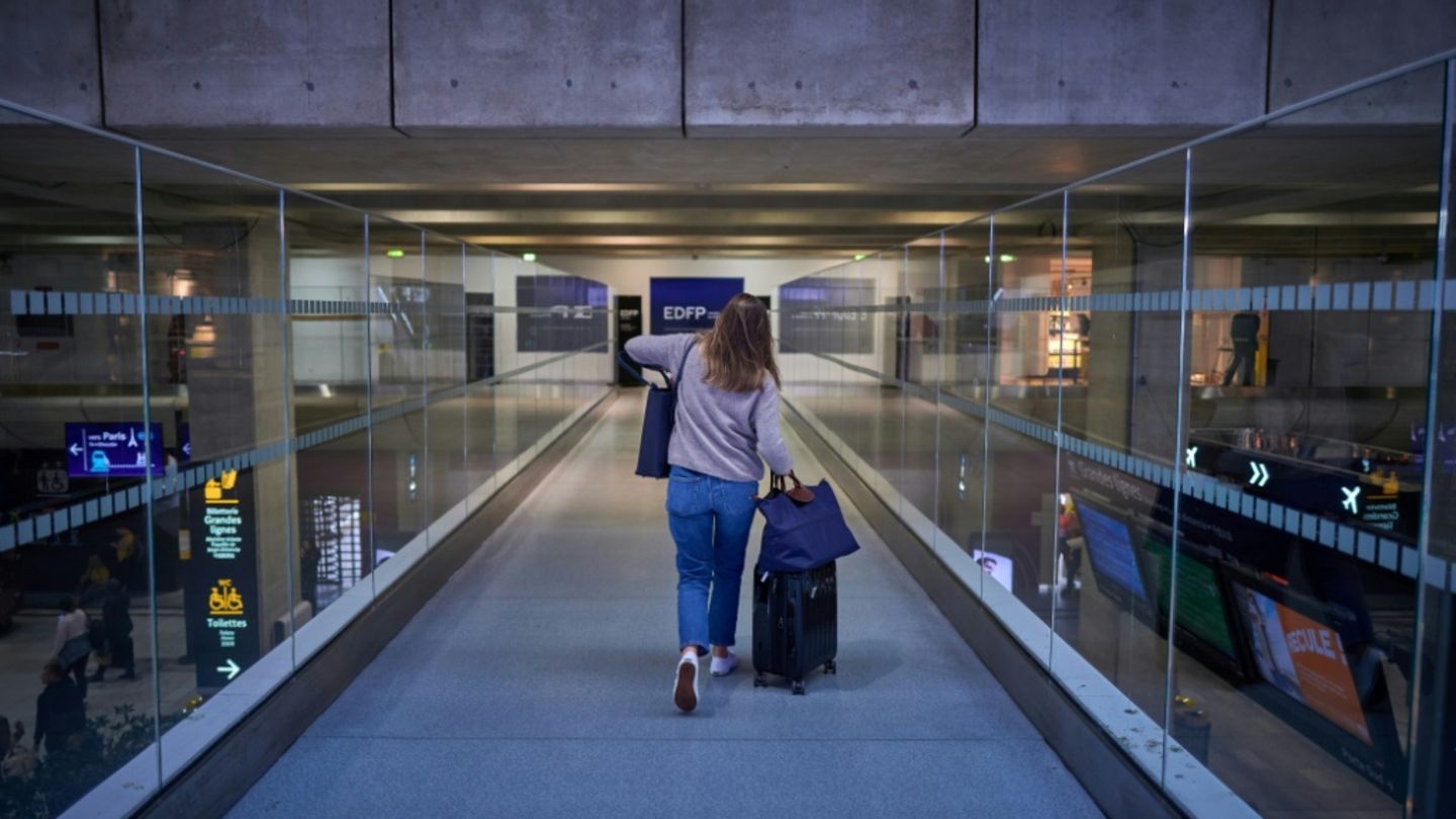 Passagierin am Flughafen in Paris