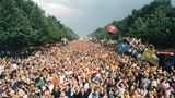 Feiernde Massen in Berlin