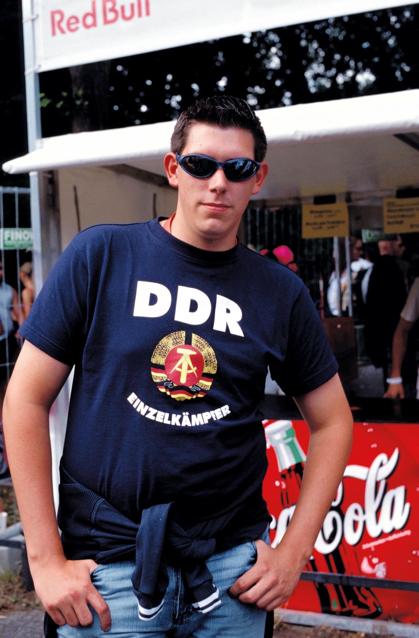 DDR trifft Coca-Cola und Red Bull Ein Mann mit einem T-Shirt "DDR Einzelkämpfer"