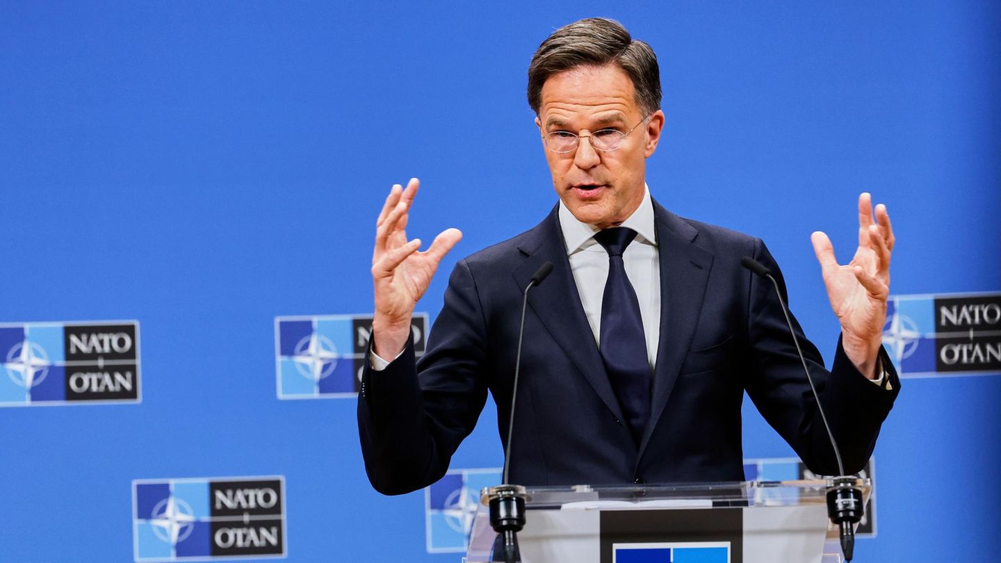 Nato-Generalsekretär Mark Rutte spricht auf einer Pressekonferenz nach einem Treffen der Nato-Außenminister