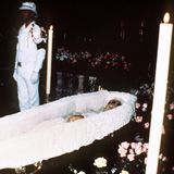 Nach ihrem Tod ist Gracia Patricia in der Kapelle des Palastes aufgebahrt.