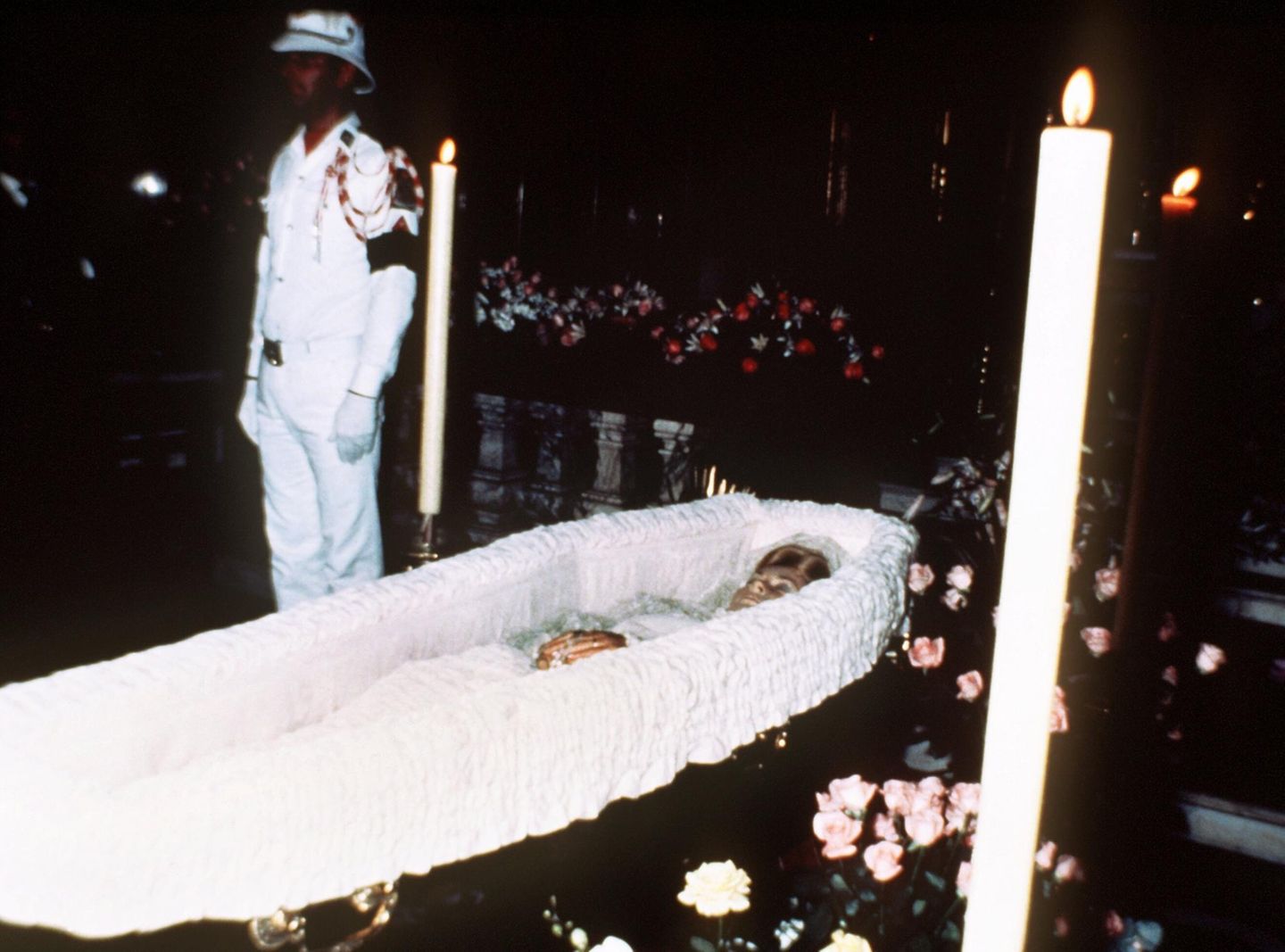 Nach ihrem Tod ist Gracia Patricia in der Kapelle des Palastes aufgebahrt.