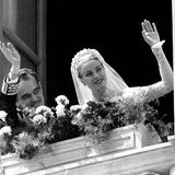 Fürst Rainier und Grace Kelly, nun seine Fürstin, winken nach ihrer Trauung vom Schlossbalkon