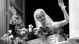 Fürst Rainier und Grace Kelly, nun seine Fürstin, winken nach ihrer Trauung vom Schlossbalkon