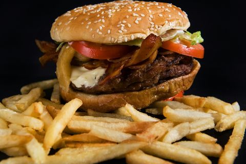 Burger mit Pommes