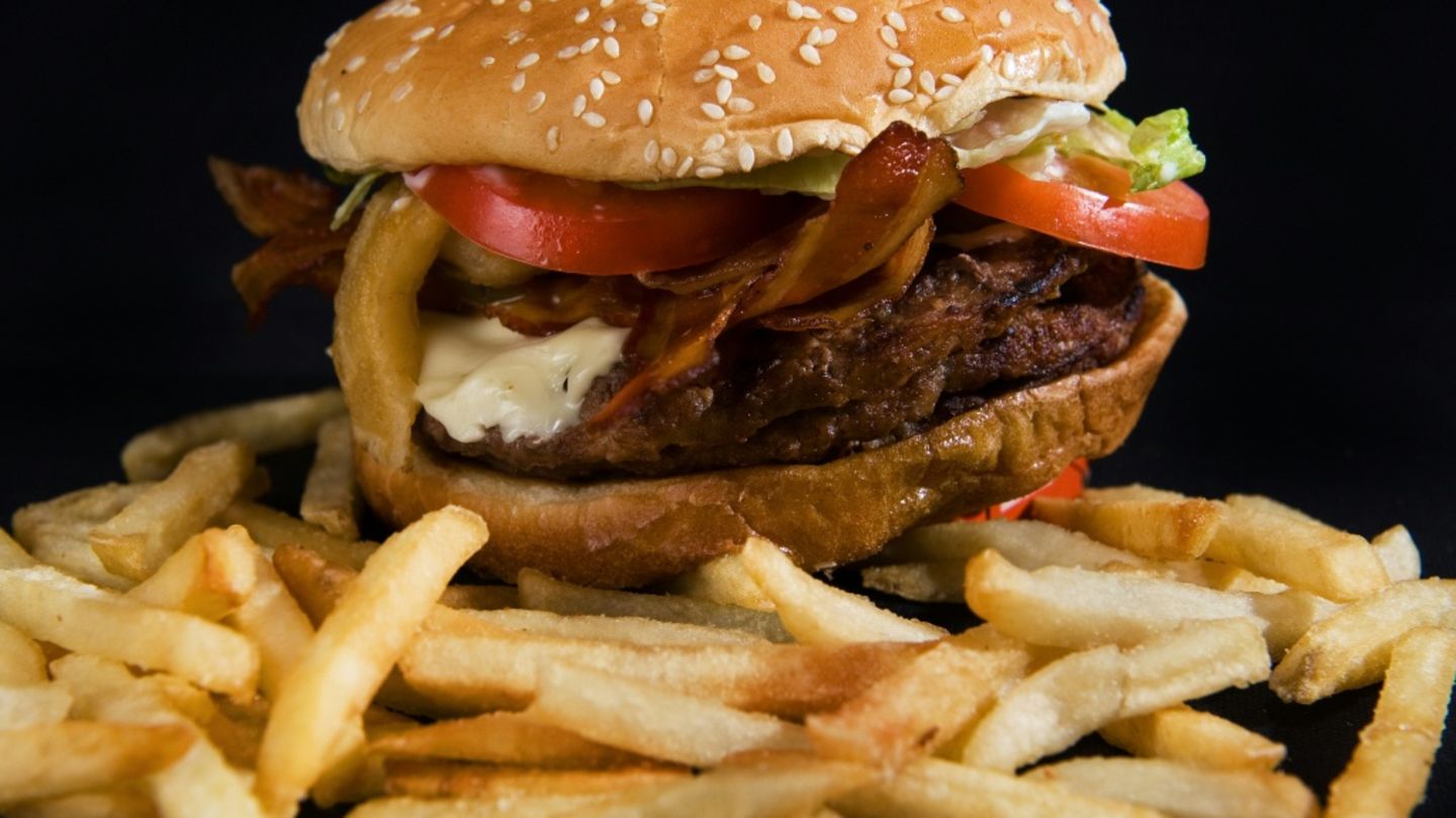 Burger mit Pommes