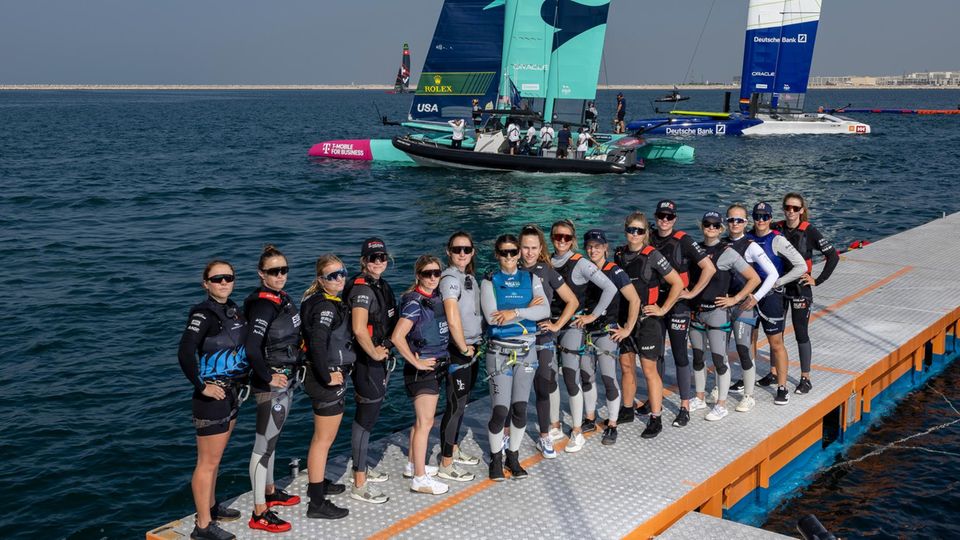 Gruppenbild der Frauen des SailGP