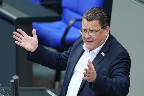 Der AfD-Politikern Stephan Brandner gestikuliert bei einer Rede im Deutschen Bundestag