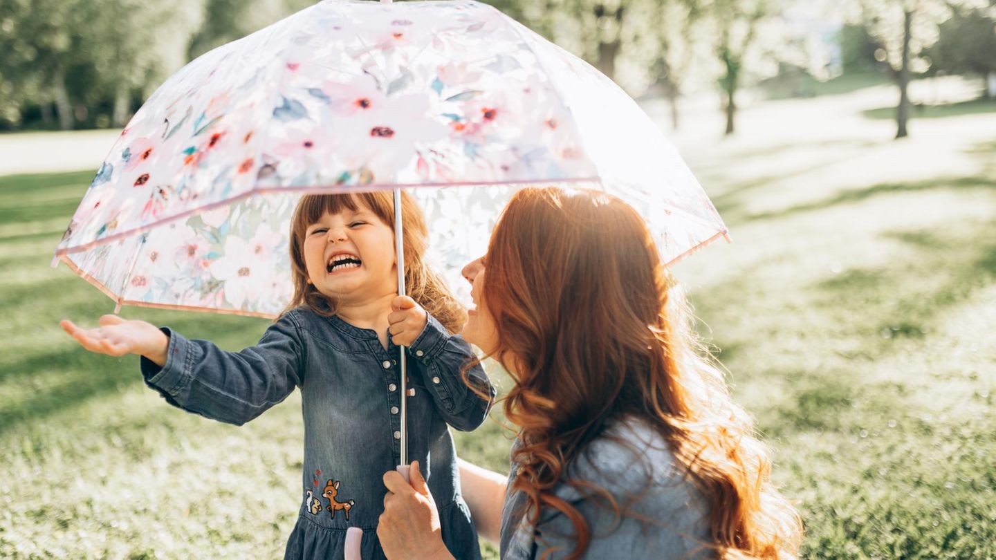 Aufgrund der aktuellen Wetterlage ist ein Regenschirm in einigen Teilen Deutschlands heute ein hilfreiches Accessoire