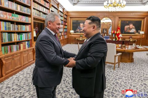 Kim Jong Un (R) und Sergej Schoigu