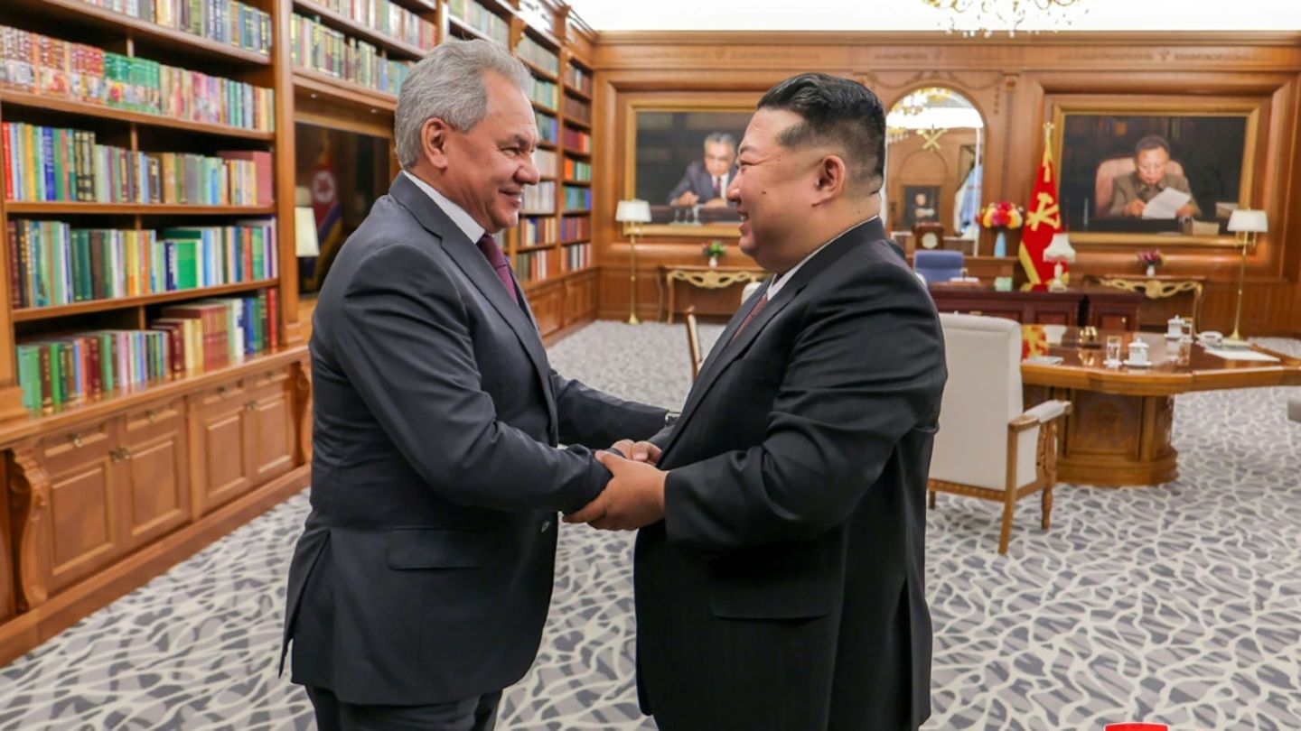Kim Jong Un (R) und Sergej Schoigu