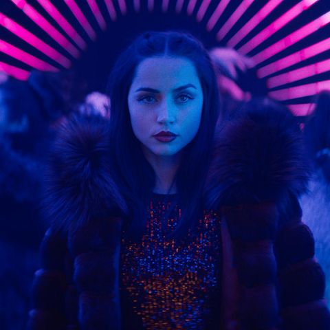 Ana de Armas geht als Eve Macarro durch eine Disko im Film "Ballerina"