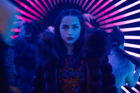 Ana de Armas geht als Eve Macarro durch eine Disko im Film "Ballerina"