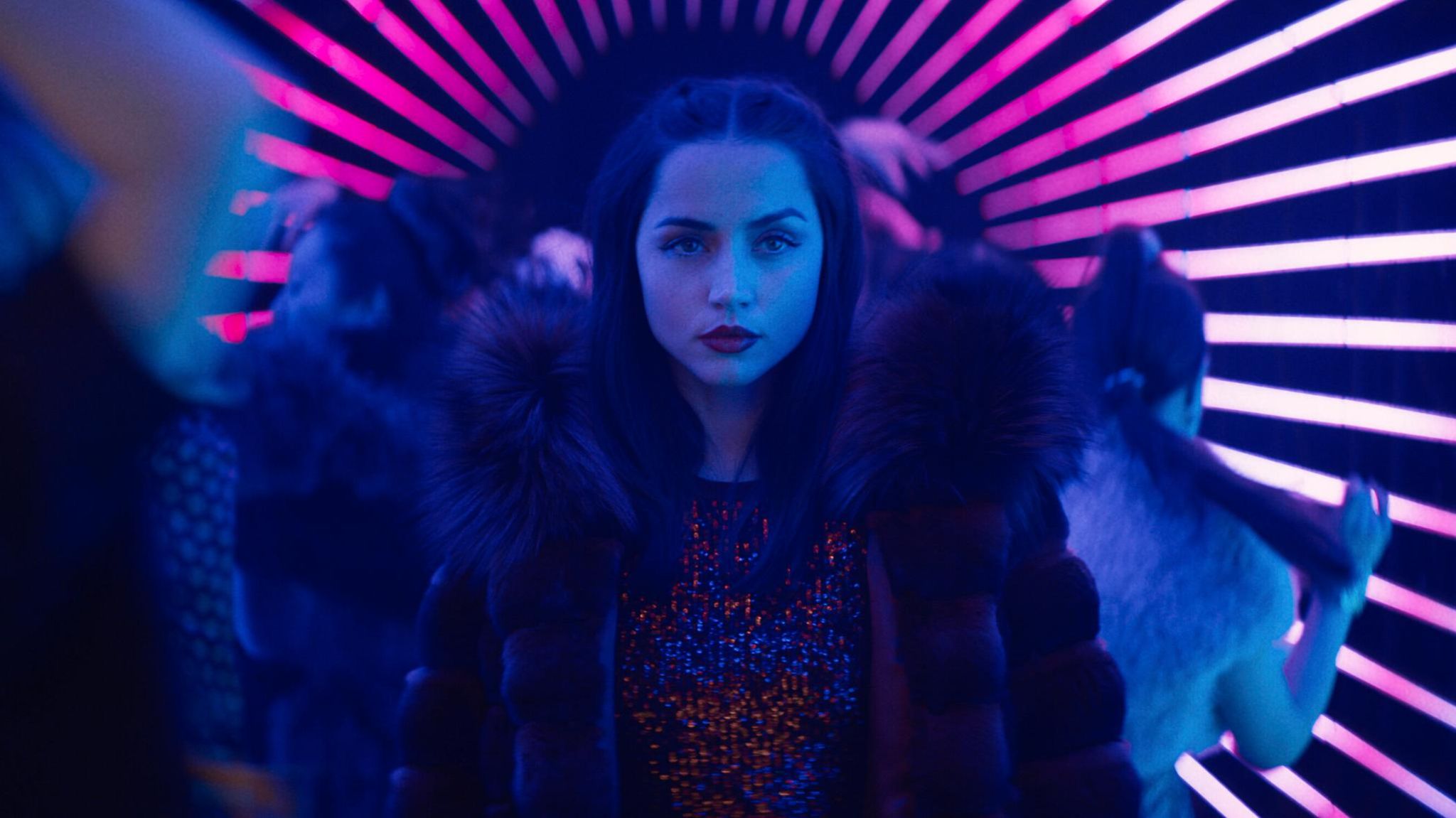 Ana de Armas geht als Eve Macarro durch eine Disko im Film "Ballerina"