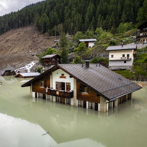 Ein Großteil des Dorfes Blatten in der Schweiz wurde unter den Massen von Eis, Schlamm, Wasser und Felsen begraben