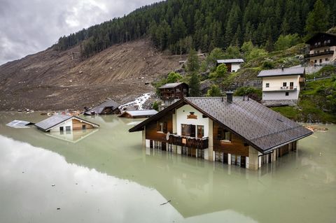 Ein Großteil des Dorfes Blatten in der Schweiz wurde unter den Massen von Eis, Schlamm, Wasser und Felsen begraben