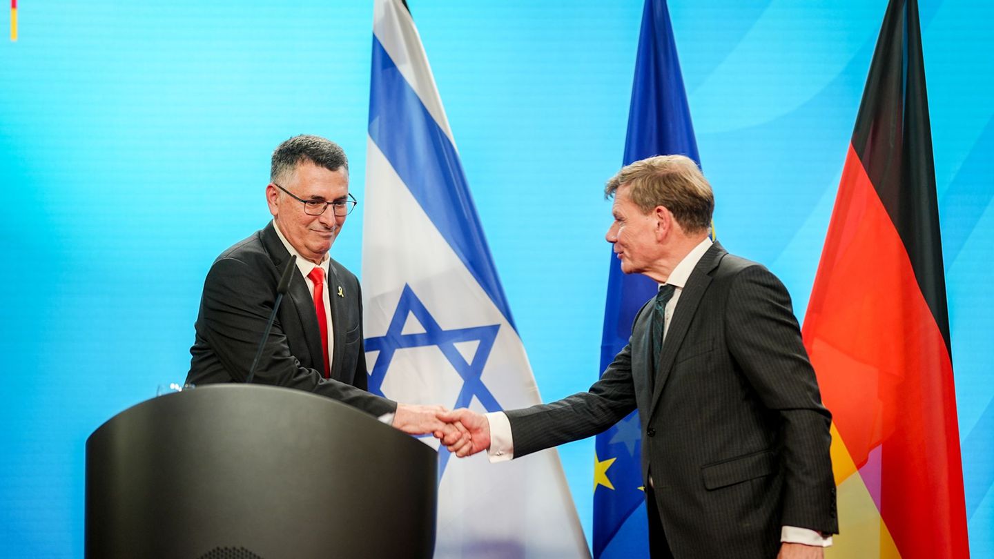 Middle East: WadepHul to Israel: Further weapons and sharp criticism