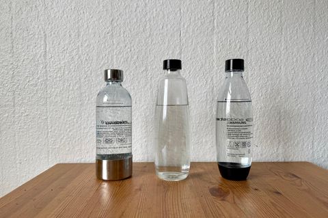 Die Flasche des Sodastream Enso steht neben den beiden des Sodastream Duo