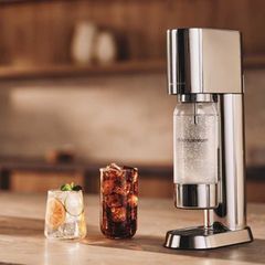 Der Sodastream Enso steht neben zwei Gläsern auf einem Küchentresen