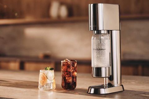 Der Sodastream Enso steht neben zwei Gläsern auf einem Küchentresen