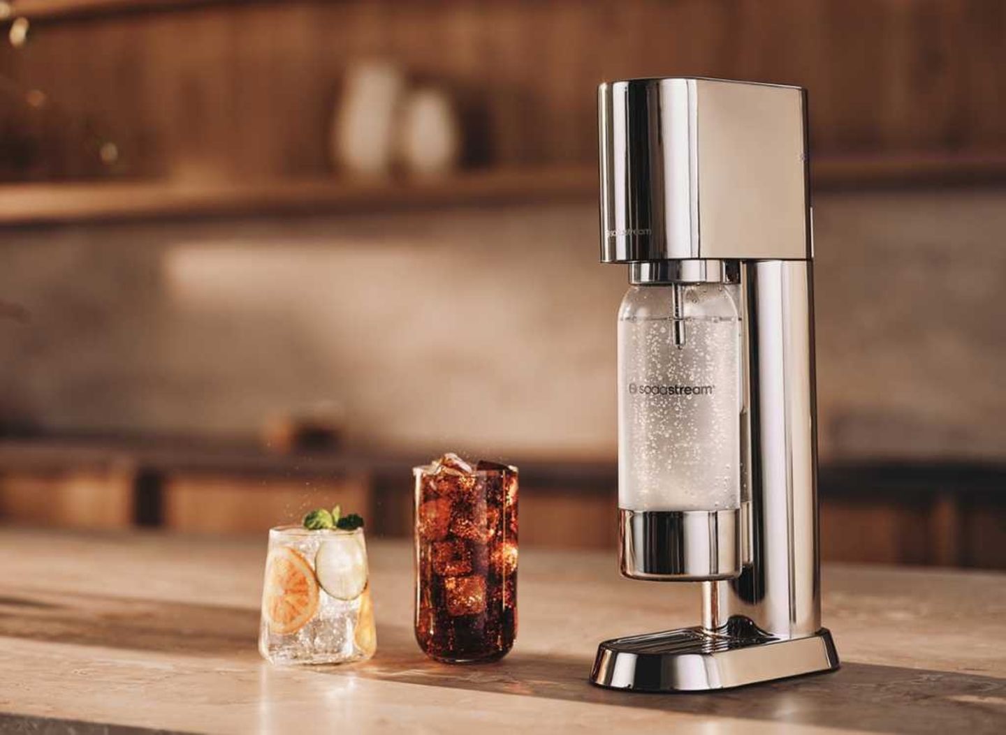 Der Sodastream Enso steht neben zwei Gläsern auf einem Küchentresen