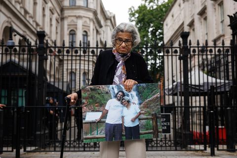 Wochenlang protestierte Laila Soueif vor dem Eingang zum Londoner Regierungssitz 10 Downing Street für die Freilassung ihres Sohnes, des Briten Alaa Abd el-Fattah 