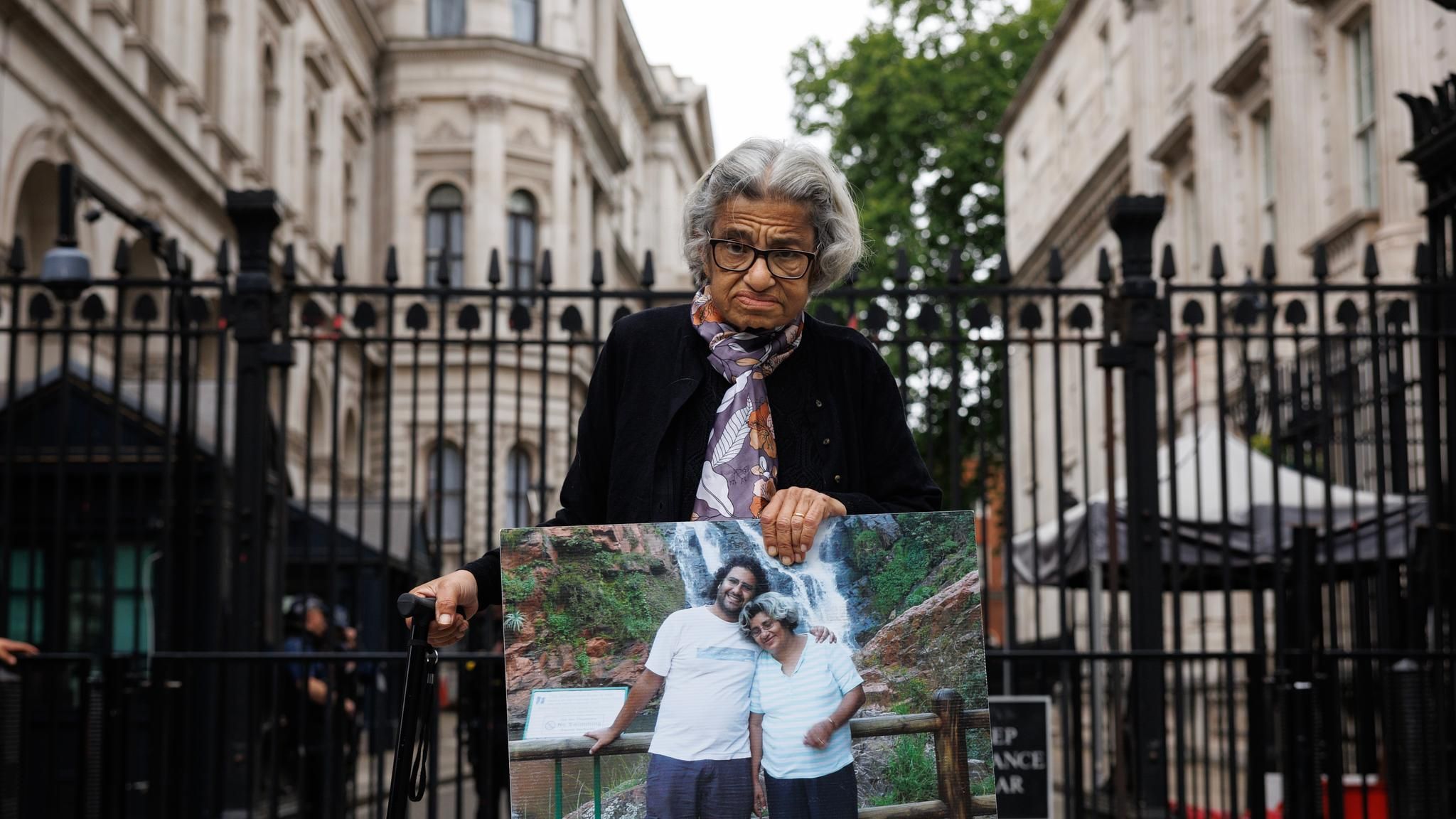 Wochenlang protestierte Laila Soueif vor dem Eingang zum Londoner Regierungssitz 10 Downing Street für die Freilassung ihres Sohnes, des Briten Alaa Abd el-Fattah 