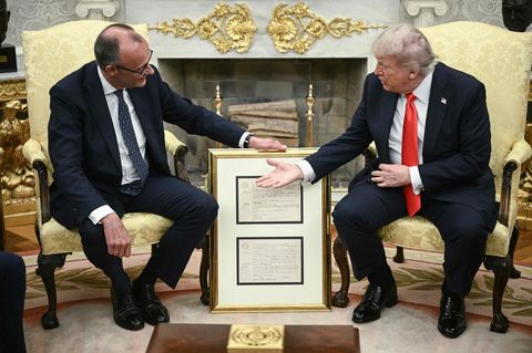 Friedrich Merz überreicht Donald Trump im Oval Office einen goldenen Bilderrahmen