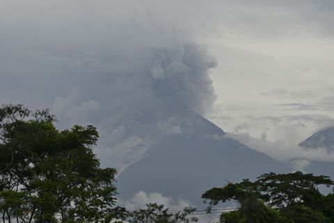 Rauch- und Aschewolke über dem Volcán de Fuego