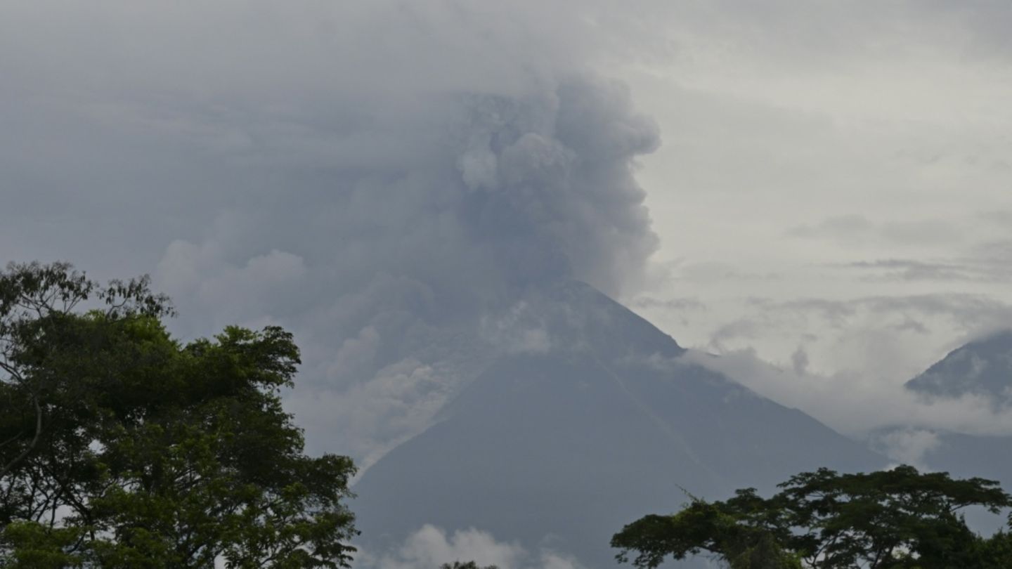 Rauch- und Aschewolke über dem Volcán de Fuego