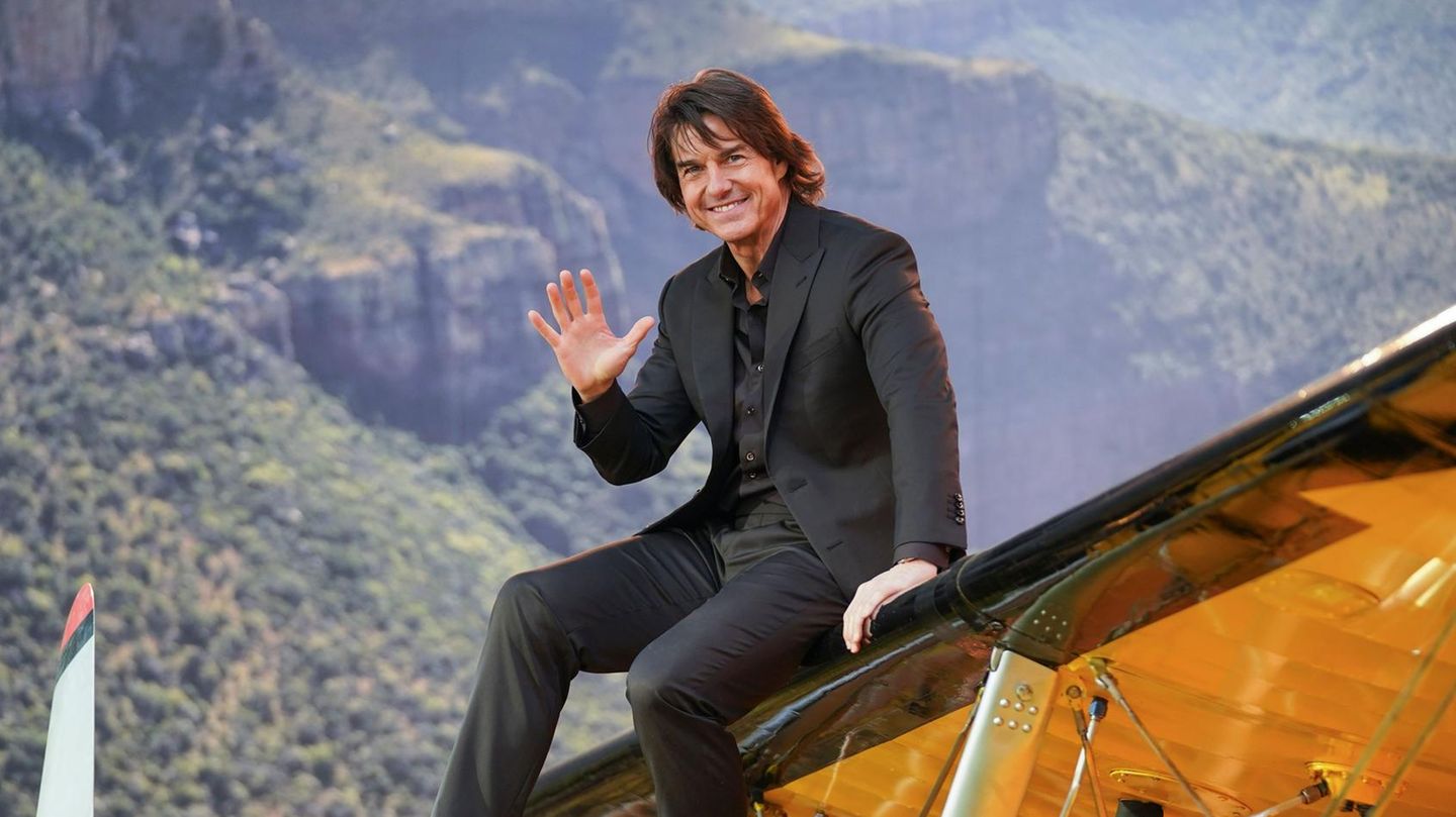 Tom Cruise posiert für die Fotografen bei der Ankunft auf der Premiere des neuen "Mission: Impossible"