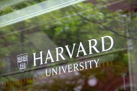 Schriftzug der Universität Harvard