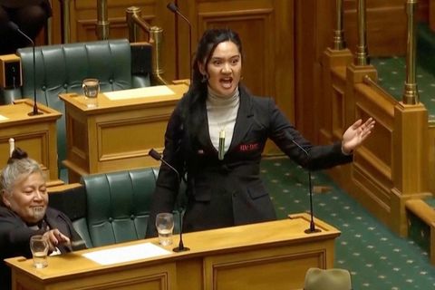 Die neuseeländische Maori-Abgeordnete Hana-Rawhiti Maipi-Clarke bei ihrem Haka im Parlament