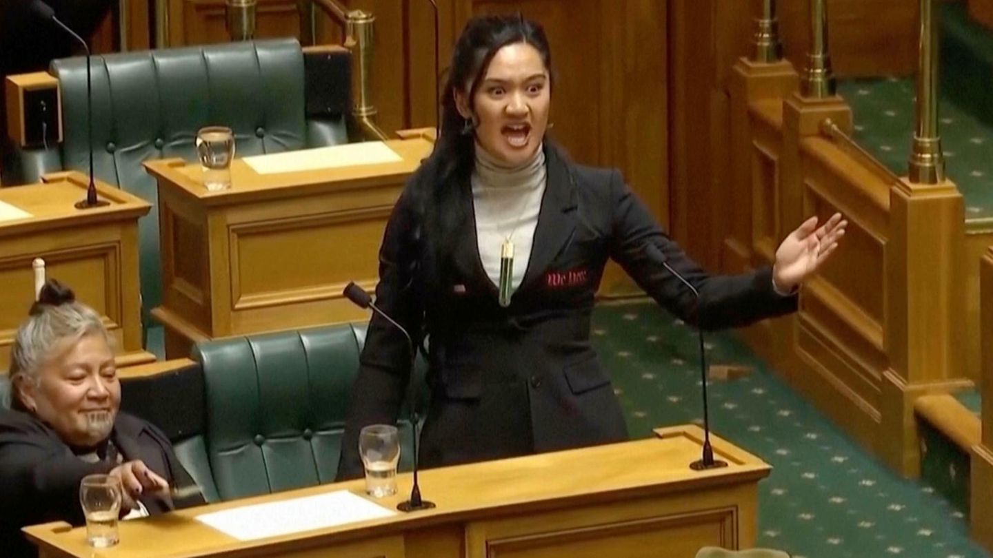 New Zealand: Maori MP after Haka dance suspended in parliament
