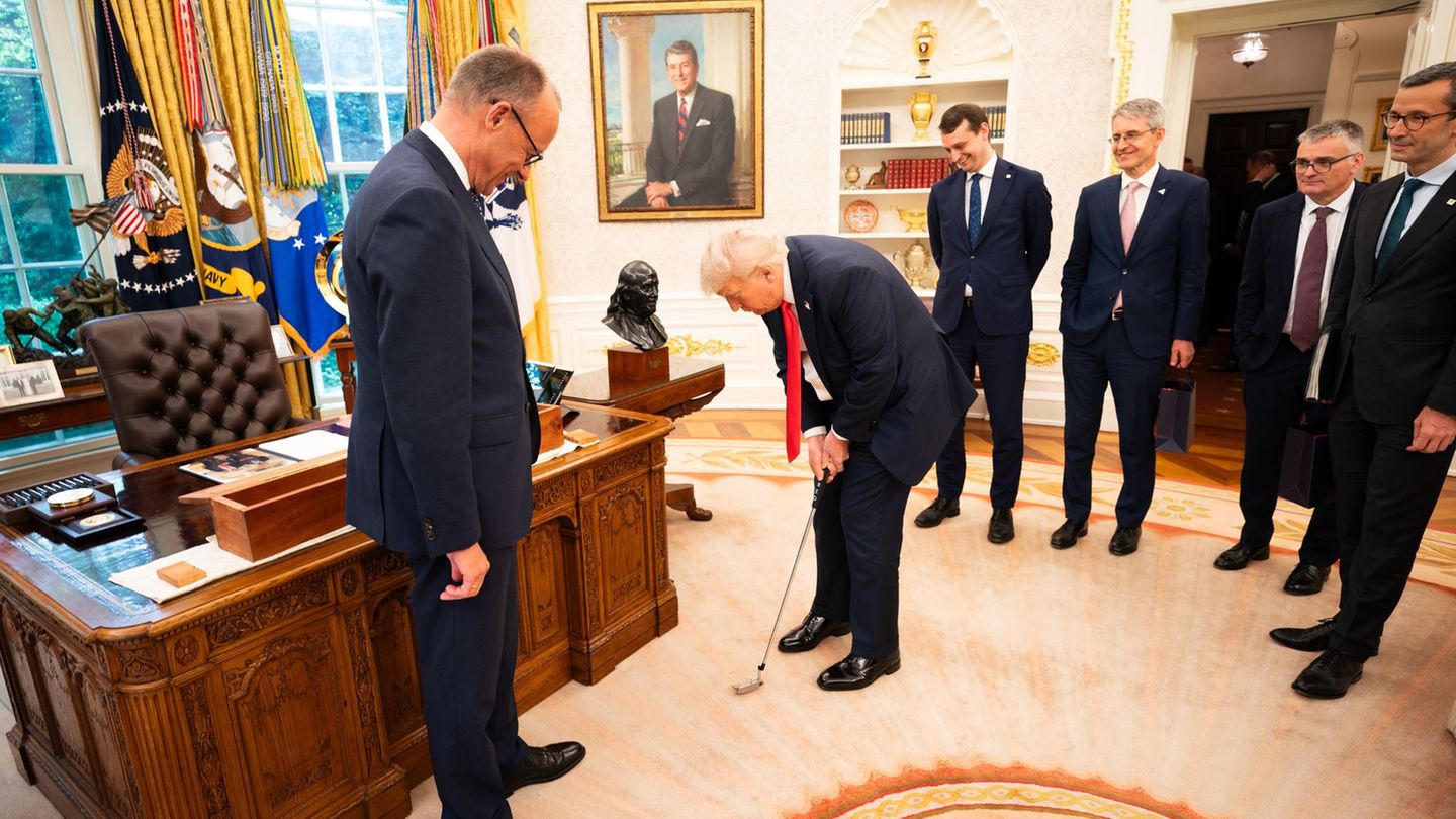 Inaugural visit to Washington: Merz gives Trump Golfschläger