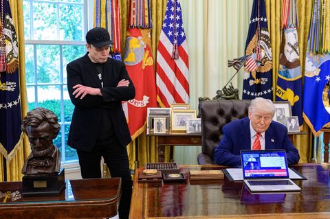 Donald Trump verabschiedet Elon Musk im Oval Office