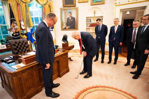 Donald Trump testet im Oval Office einen Golfschläger, den Friedrich Merz ihm geschenkt hat