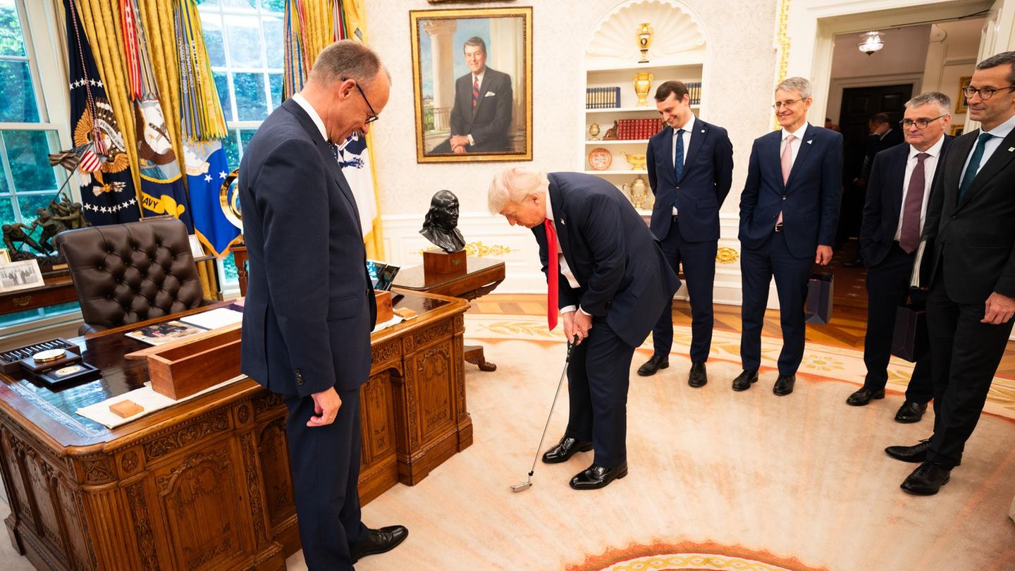 Friedrich Merz gives Donald Trump Golfschläger – and gets jacket