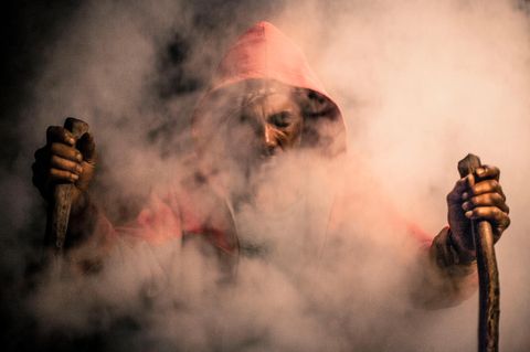 Ein Schamane steht im Dampf, während er Ayahuasca zubereitet