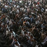 Mitglieder der muslimischen Gemeinde  beten in einer Sporthalle in Krakau