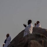 Pilger versammeln sich am Jabal al-Rahmah im Morgengrauen