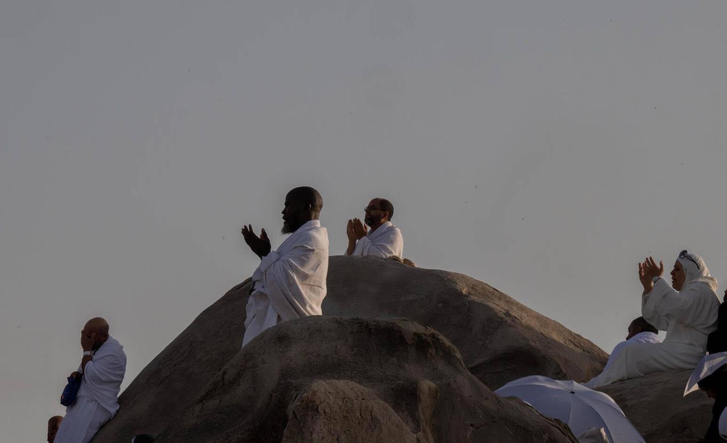 Pilger versammeln sich am Jabal al-Rahmah im Morgengrauen