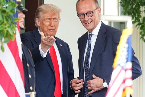 Meinung : Merz geht souverän mit Trump um, steigt nicht ein, als der US-Präsident über Merkel lästern will. Foto © Michael Kappeler/dpa Pool/dpa