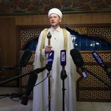 Mufti Damir während des Interviews vor Mikrofonen