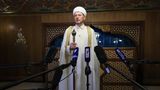 Mufti Damir während des Interviews vor Mikrofonen