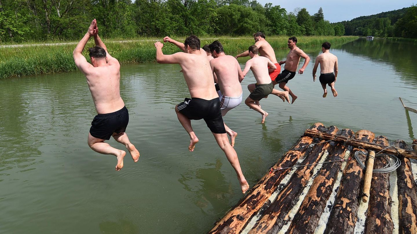 Männer springen in ihrer Freizeit in Wasser