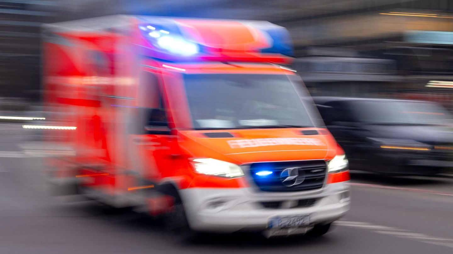 Die Feuerwehr war mit Spezialisten an dem Paketzentrum im Einsatz (Symbolbild)