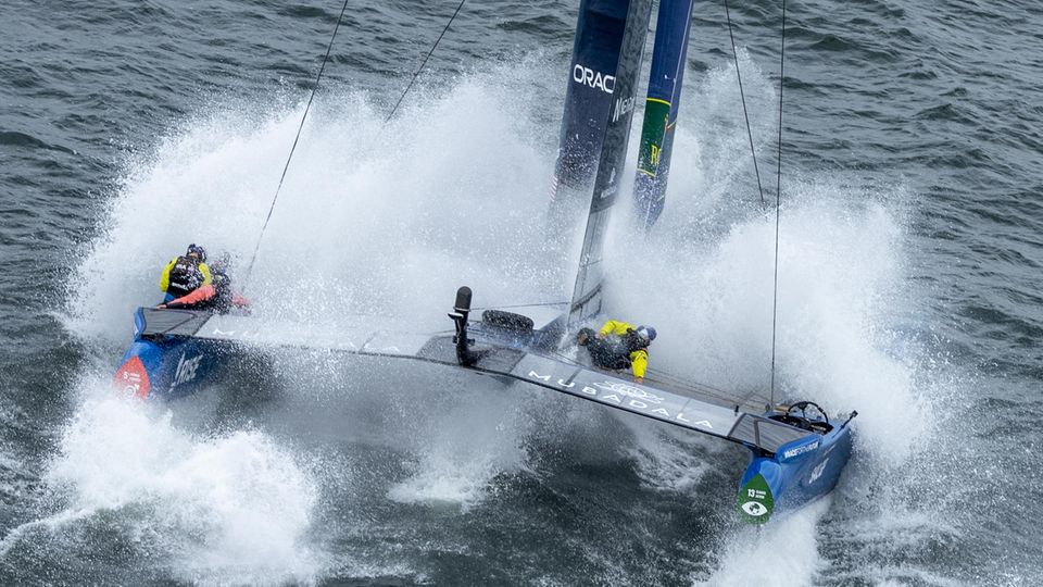 Ein F50 Katamarn taucht tief ins Wasser